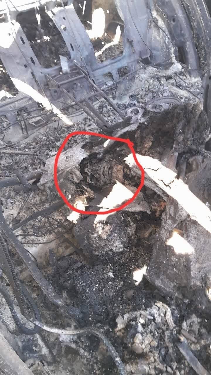 عکس | تصویری روابط عمومی سپاه از جمجمه نظامی آمریکایی بین قطعات هواپیماهای منهدم شده در اصفهان