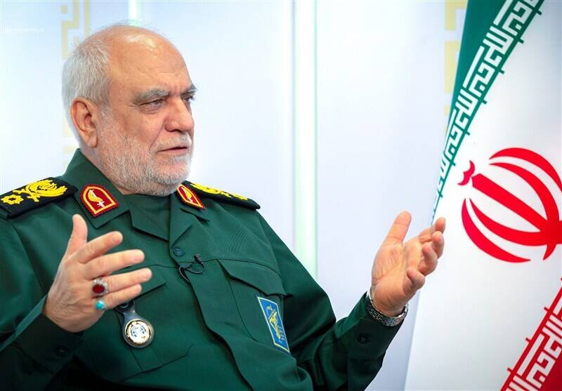 تصویر دیده نشده از سردار مجید خادمی در کنار رهبر شهید + عکس