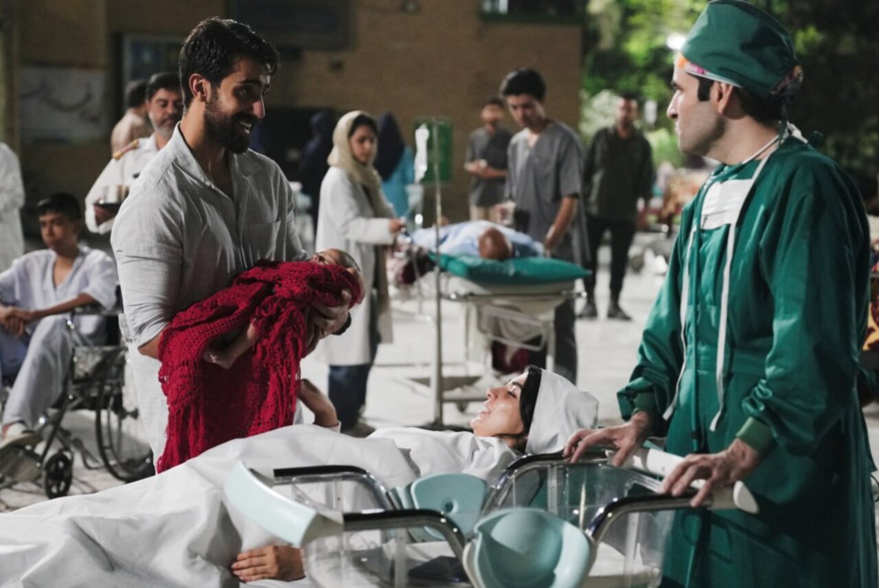 پژمان جمشیدی و بیژن بنفشه‌خواه با چادر رنگی گلدار، می‌فروشند!