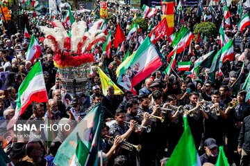 از دمام زنی زنان در خیابان تا تزئین ماشین با گل/ موشک به پرچم آمریکا اصابت کرد/ حضور عزاداران با پوشش متفاوت در مراسم اربعین رهبر شهید انقلاب