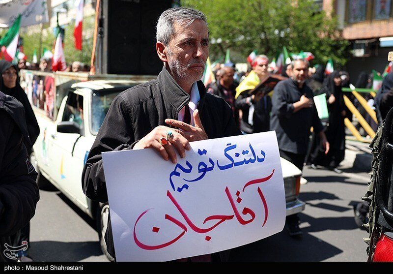 از دمام زنی زنان در خیابان تا تزئین ماشین با گل/ موشک به پرچم آمریکا اصابت کرد/ حضور عزاداران با پوشش متفاوت در مراسم اربعین رهبر شهید انقلاب