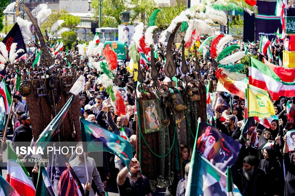 از دمام زنی زنان در خیابان تا تزئین ماشین با گل/ موشک به پرچم آمریکا اصابت کرد/ حضور عزاداران با پوشش متفاوت در مراسم اربعین رهبر شهید انقلاب