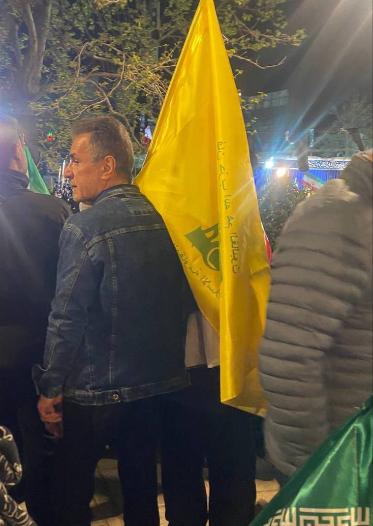 عکس | پرچم حزب الله لبنان در دست مدیرعامل سابق پرسپولیس