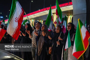 ملتی که ایستادگی کند هرگز روی شکست را نخواهد دید ملتی که ایستادگی کند هرگز روی شکست را نخواهد دید