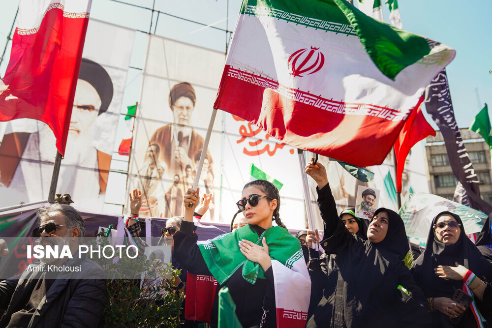 حضور زنان و دختران با پوشش های متفاوت در مراسم چهلم رهبر شهید/عکس