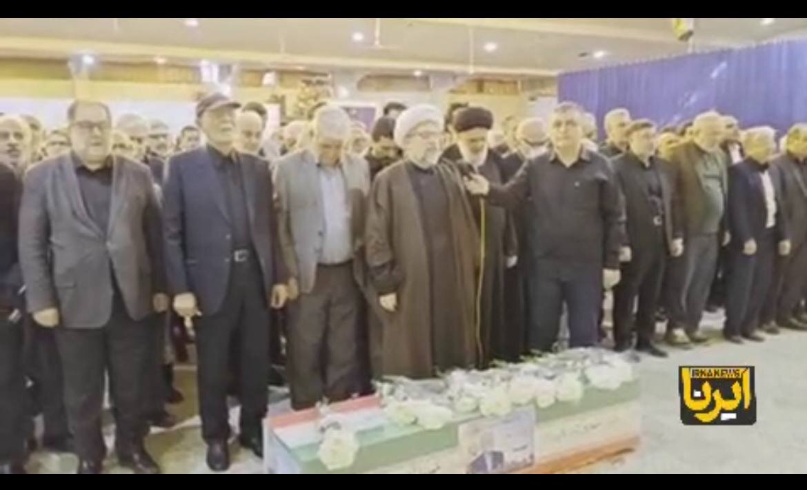 اقامه نماز بر پیکر کمال خرازی + عکس