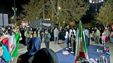 نمایش خیابانی «حیاط سرخ» به یاد دختران میناب در قزوین برگزار شد