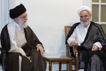 آیتالله خوشوقت میگفتند که حضرت آقا بسیار متواضع است آیتالله خوشوقت میگفتند که حضرت آقا بسیار متواضع است