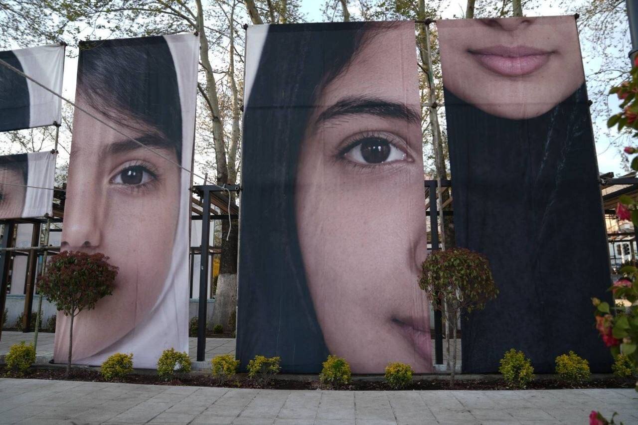 چشمان دانشآموزان مینابی نگاهمان میکنند/ چیدمانی در میدان تجریش