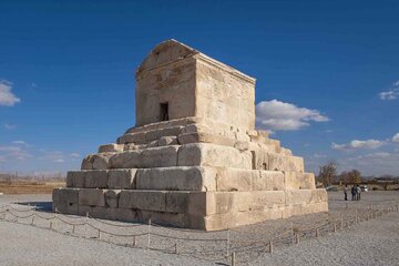 عکس/ بازدید از مقبره کوروش؛ ۹۸ سال پیش