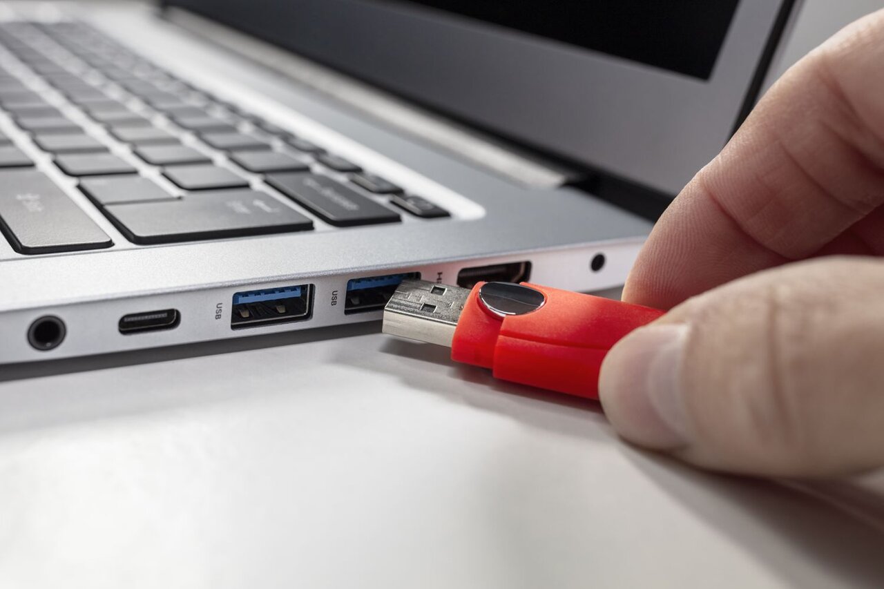 اخطار: هر چیزی را به پورت USB لپتاپ خود وصل نکنید!