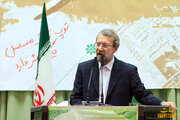 بالاخره معلوم شد عاملان پرتاب مهر و کفش به شهید لاریجانی چه کسانی بودند؟/ بعد از دستگیری با آنها چه کردند؟/ عکس
