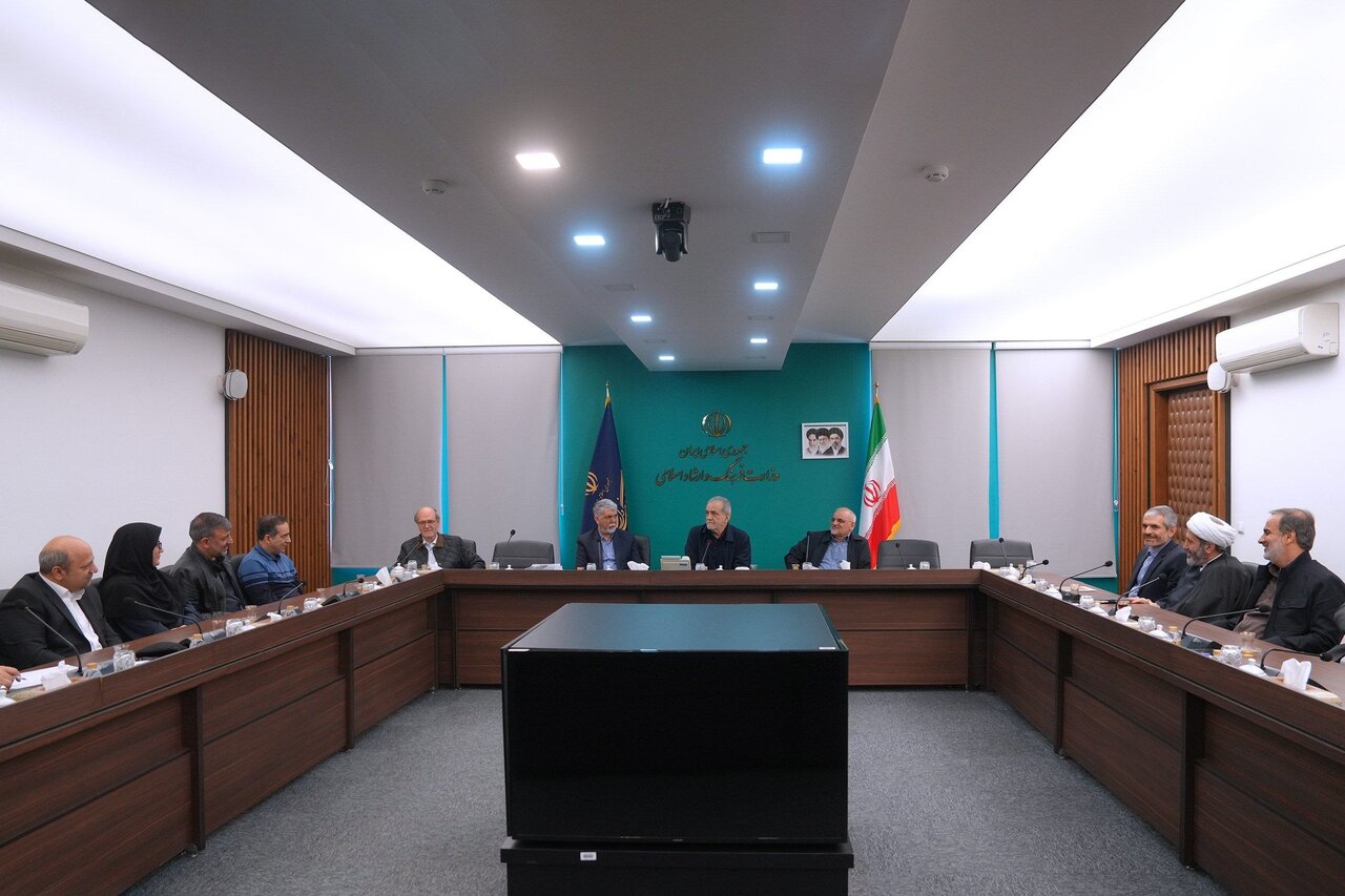 پزشکیان: دستاورهای ملی و مقاومت ۴۰ روز ملت با تولید روایتهای موثر منعکس شود