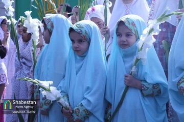 به نیابت از دختران میناب؛ دختران مسجدی مشهد حرم امام هشتم(ع) را گلباران میکنند به نیابت از دختران میناب؛ دختران مسجدی مشهد حرم امام هشتم(ع) را گلباران میکنند