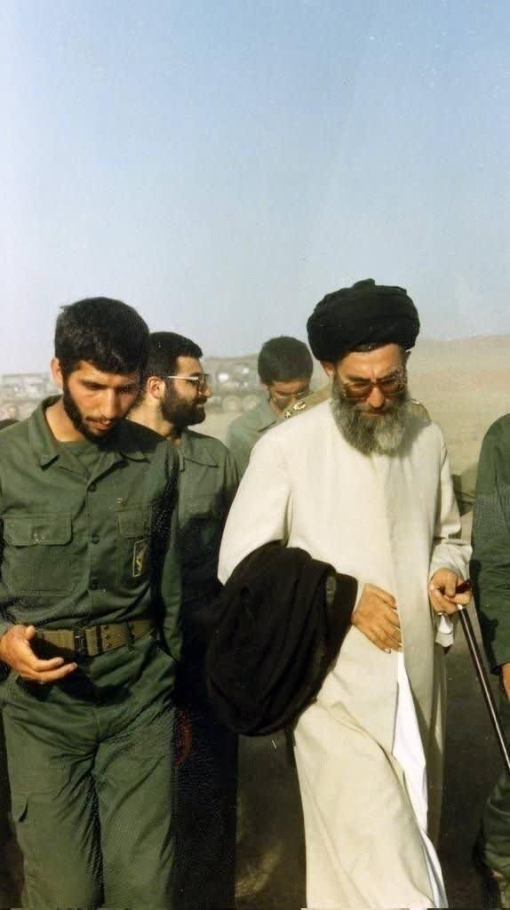 سردار سید مجید موسوی در کنار رهبر شهید +تصویر