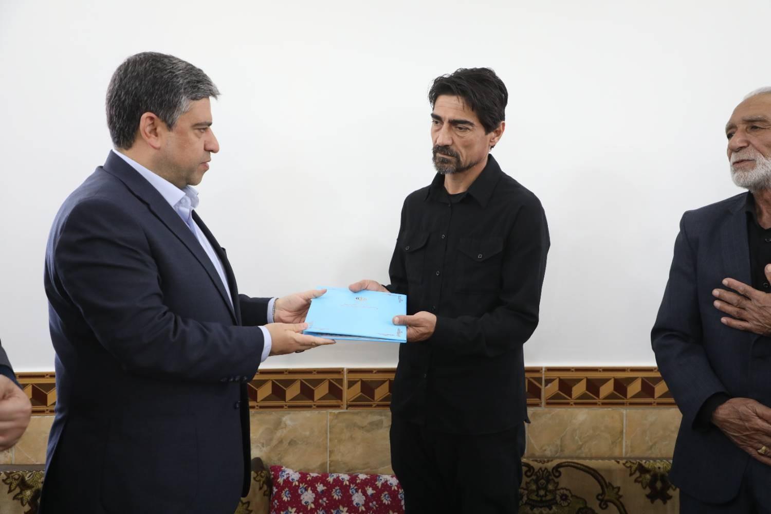 تجلیل استاندار اردبیل از خانواده شهدای حمله آمریکایی - صهیونی در پارس آباد