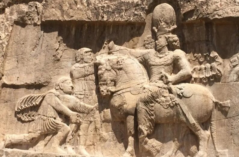 شاپور ساسانی با استفاده از نظامیان و اسیران رومی، اقدام به تأسیس یک مرکز علمی نمود. شاپور ساسانی با استفاده از نظامیان و اسیران رومی، اقدام به تأسیس یک مرکز علمی نمود.