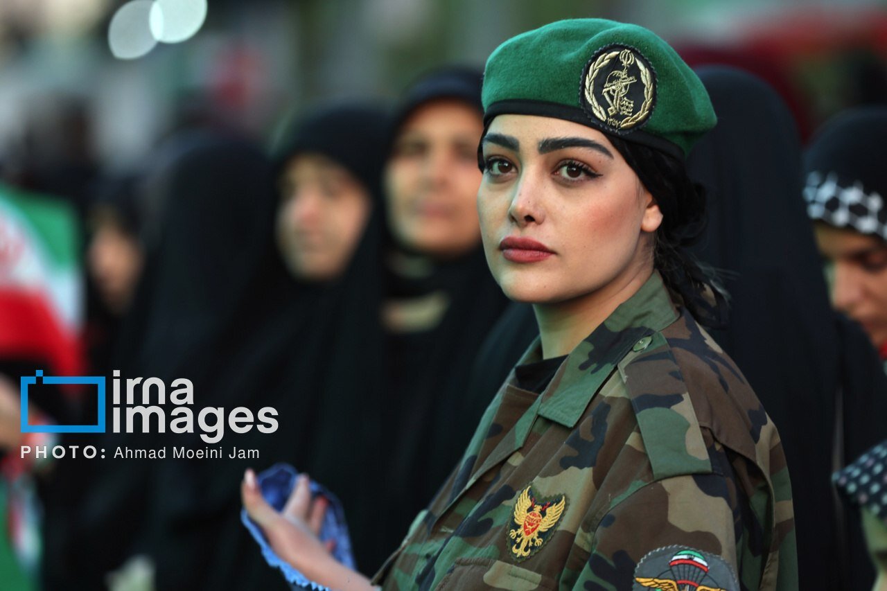 عکس | تصویر جالب خبرگزاری ایرنا از یک دختر جوان با لباس نظامی در تهران