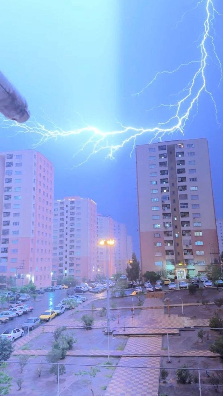 عکس | ثبت قابی جالب از رعد و برق دیشب تهران؛ وقتی آسمان در شب روشن شد!