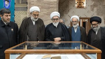 قرآن خطی با تقریظ رهبر شهید انقلاب در حرم رضوی رونمایی شد قرآن خطی با تقریظ رهبر شهید انقلاب در حرم رضوی رونمایی شد