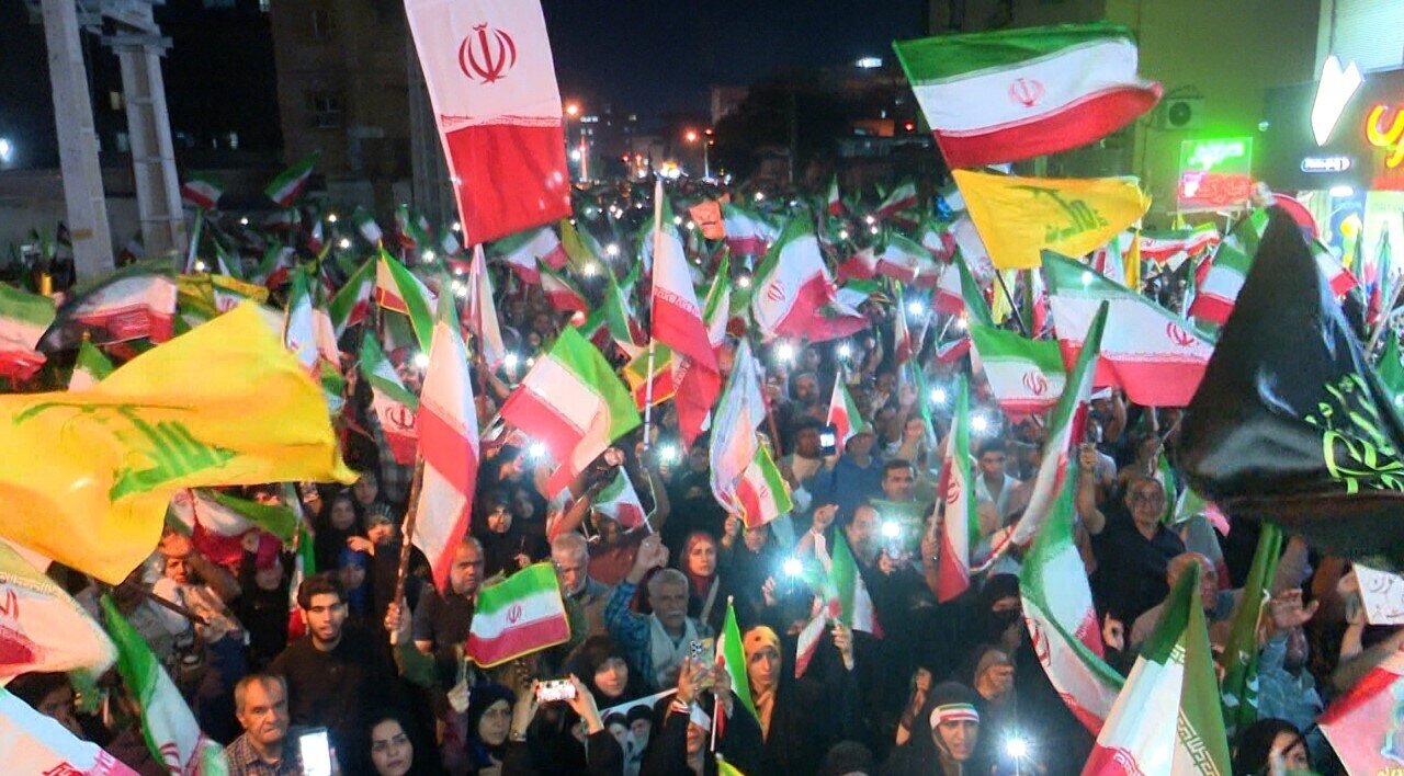 امشب، تجمع پنجاه و پنجم ساکنان بندرعباس از میدان ۹ دی به سمت بلوار سوم خرداد و در نهایت تا مسجد ابوالفضل (ع) برگزار میشود. امشب، تجمع پنجاه و پنجم ساکنان بندرعباس از میدان ۹ دی به سمت بلوار سوم خرداد و در نهایت تا مسجد ابوالفضل (ع) برگزار میشود.