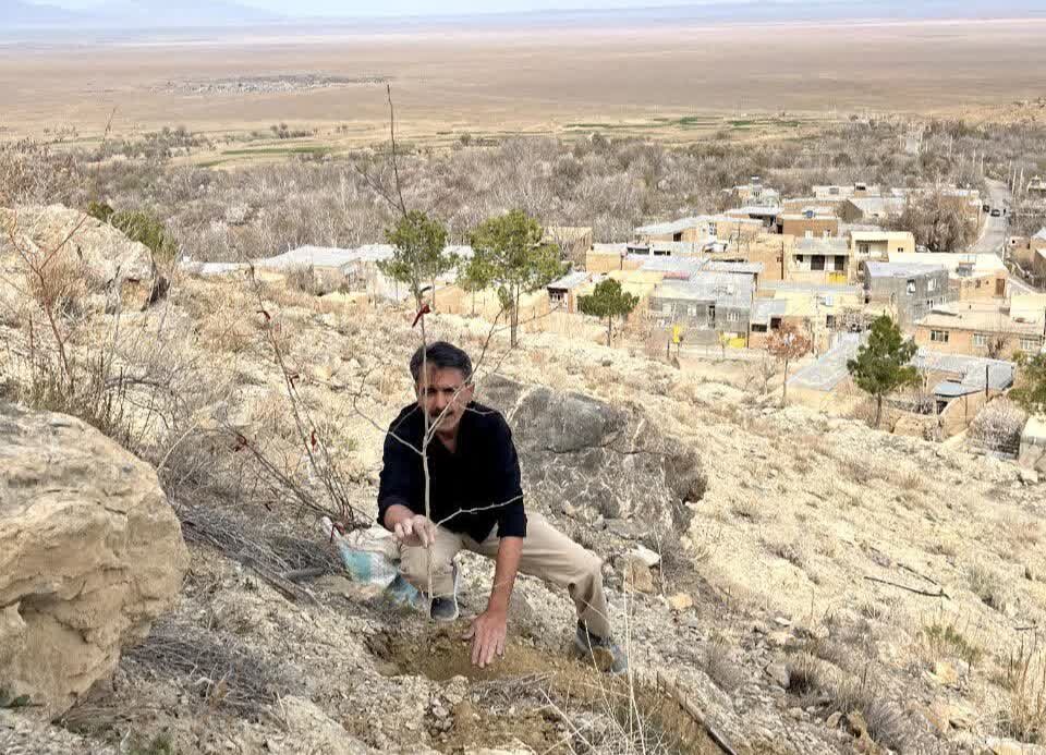 کاشت ۵۰ نهال توت در ارتفاعات «سرچیل» به عنوان اقدام مهمی در راستای تقویت گردشگری پایدار در روستای قلعهبالای شاهرود انجام شد. کاشت ۵۰ نهال توت در ارتفاعات «سرچیل» به عنوان اقدام مهمی در راستای تقویت گردشگری پایدار در روستای قلعهبالای شاهرود انجام شد.