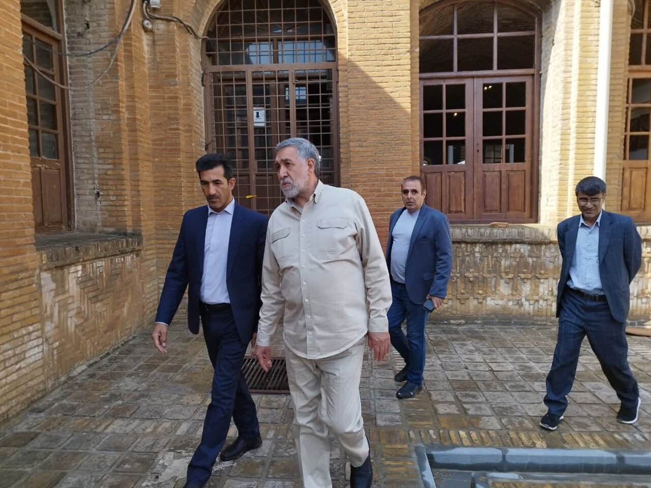 مشاور وزیر میراث فرهنگی از قلعه فلکالافلاک بازدید کرده و خسارات ناشی از جنگ را مورد بررسی قرار داد. مشاور وزیر میراث فرهنگی از قلعه فلکالافلاک بازدید کرده و خسارات ناشی از جنگ را مورد بررسی قرار داد.
