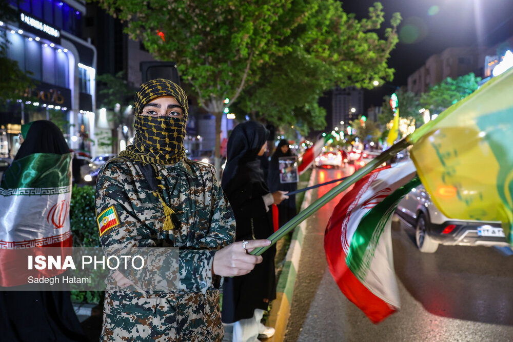 تصاویری از تجمع شبانه در مشهد/ از موتورسواری دختران تا شعار «در کنار هم می‌مانیم»