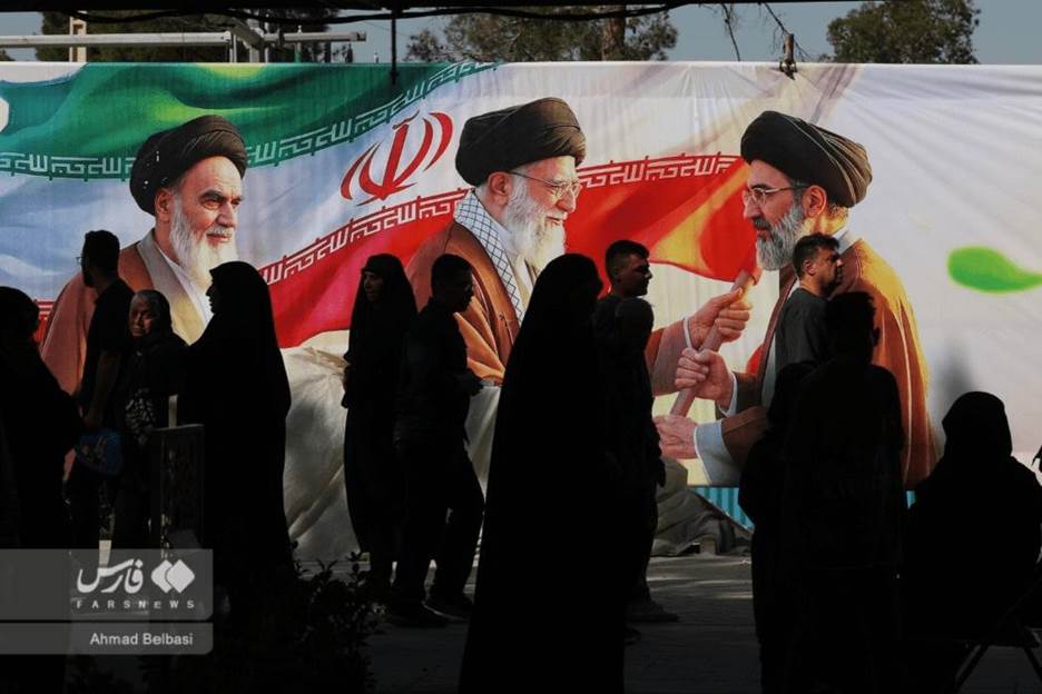 مراسم چهلم شهدای جنگ ۴۰روزه/ تصاویر پدران در دست پسران و همسران داغدار بر سر مزار + عکس
