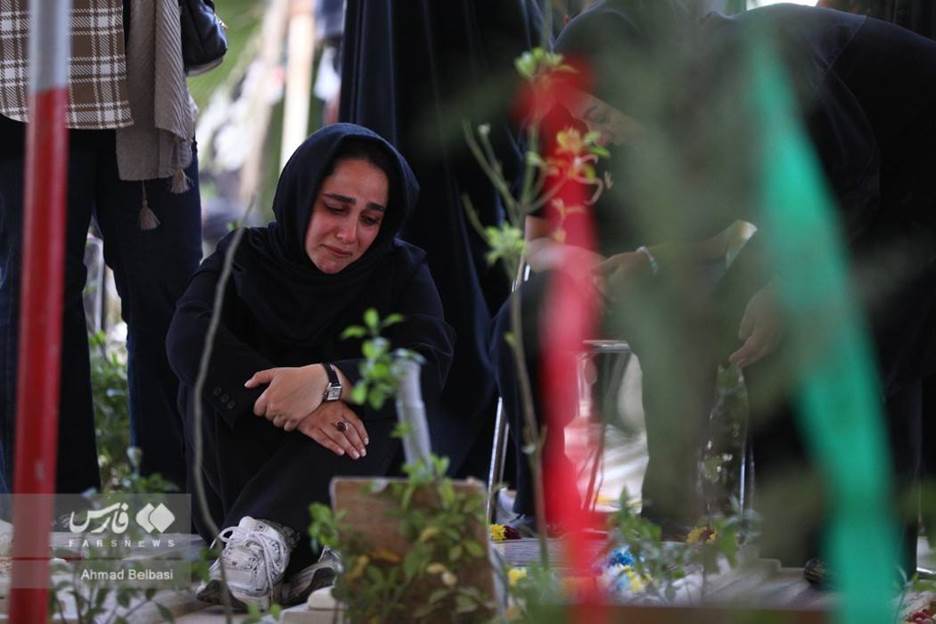 مراسم چهلم شهدای جنگ ۴۰روزه/ تصاویر پدران در دست پسران و همسران داغدار بر سر مزار + عکس