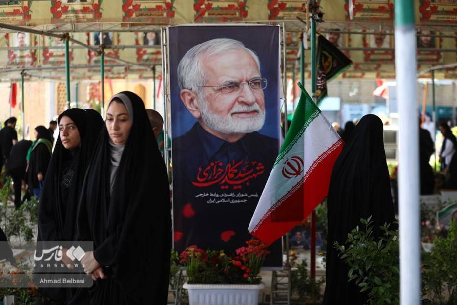 مراسم چهلم شهدای جنگ ۴۰روزه/ تصاویر پدران در دست پسران و همسران داغدار بر سر مزار + عکس