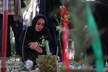 مراسم چهلم شهدای جنگ ۴۰روزه/ تصاویر پدران در دست پسران و همسران داغدار بر سر مزار + عکس