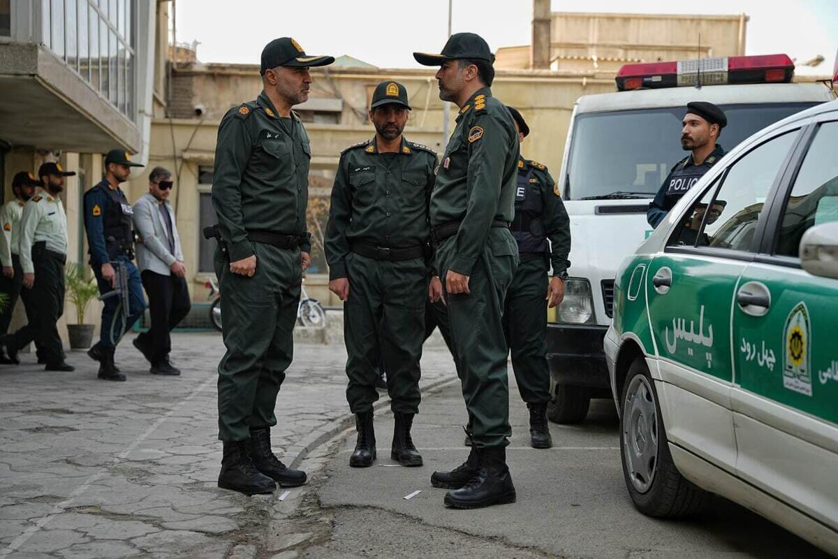 تهیهکننده «کلانتری ۱۱» مدعی شد: از پلیس تصویری انسانی ارائه دادهایم/ محل وقوع داستان ابتدا شهری در کرمان و بعد جایی خیالی در نظر گرفته شد تهیهکننده «کلانتری ۱۱» مدعی شد: از پلیس تصویری انسانی ارائه دادهایم/ محل وقوع داستان ابتدا شهری در کرمان و بعد جایی خیالی در نظر گرفته شد