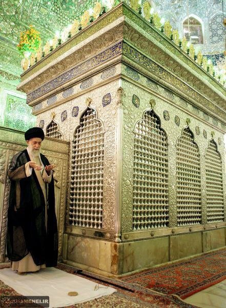عکس | قابی از حضور رهبر شهید انقلاب در مرقد مطهر حضرت احمد بن موسی الکاظم (ع)