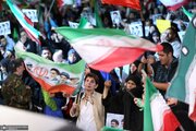 عکس | یک تصویر متفاوت؛ زن سلاح‌بدست روی موتور پشت سر نیروی نظامی در کنار پرچم جمهوری اسلامی ایران