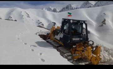 پرچم ایران برفراز برف روب ها / جلوه ای از ایثار راهداران درخط مقدم خدمت رسانی به جاده های کشور