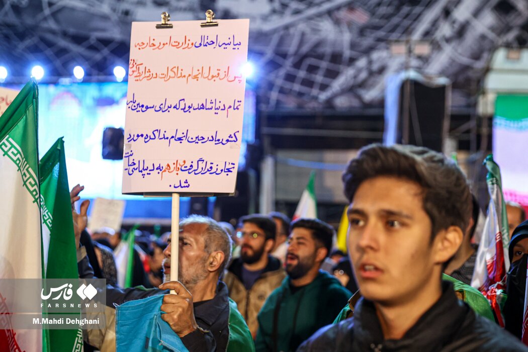 تصاویر متفاوتی از تجمع شب گذشته در میدان انقلاب/ طعنه و کنایه به دیپلماسی ادامه دارد/ اسپایدرمن با پرچم ایران
