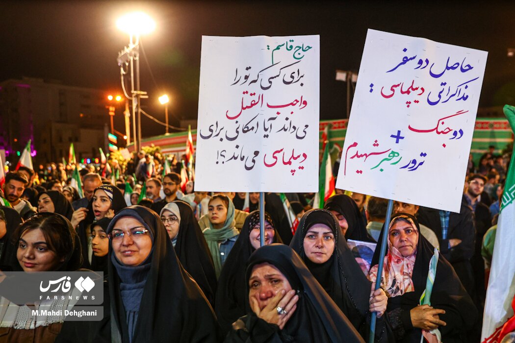 تصاویر متفاوتی از تجمع شب گذشته در میدان انقلاب/ طعنه و کنایه به دیپلماسی ادامه دارد/ اسپایدرمن با پرچم ایران