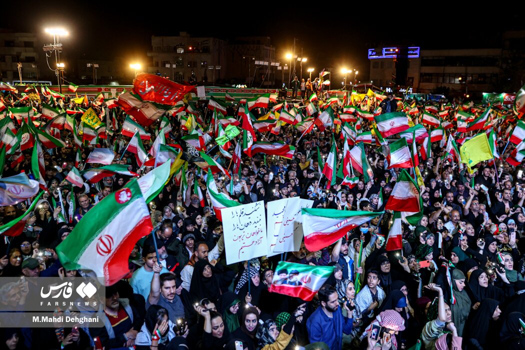 تصاویر متفاوتی از تجمع شب گذشته در میدان انقلاب/ طعنه و کنایه به دیپلماسی ادامه دارد/ اسپایدرمن با پرچم ایران