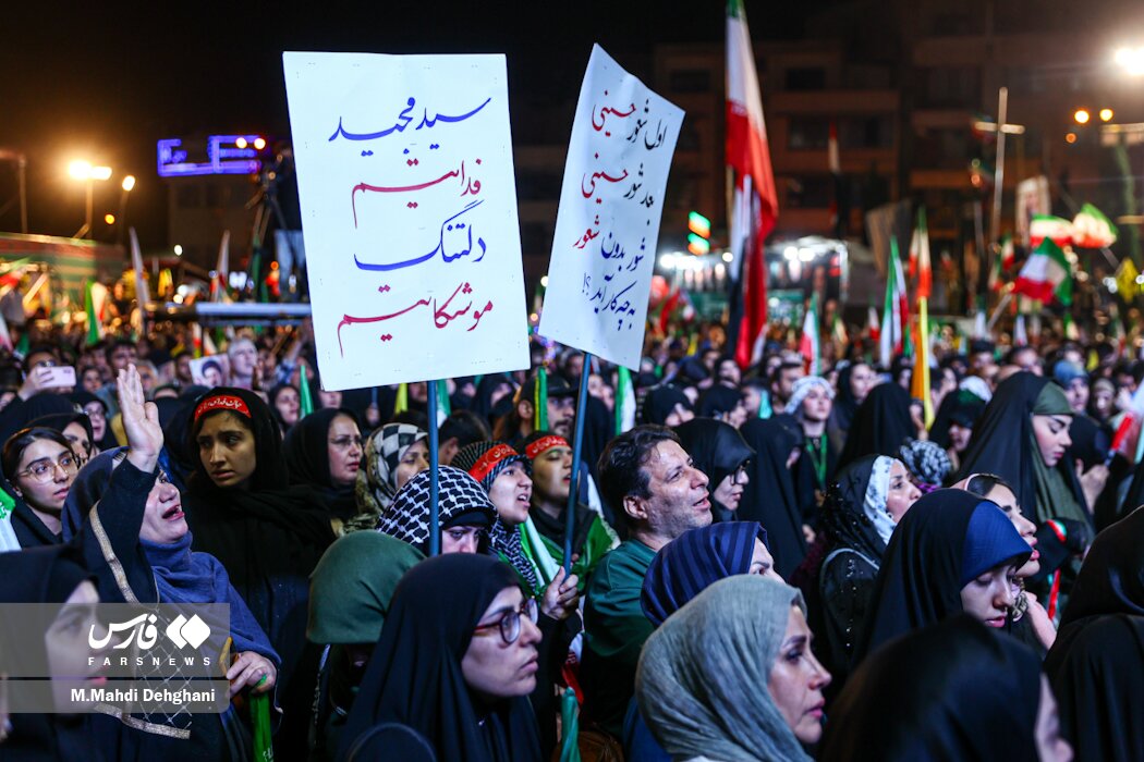 تصاویر متفاوتی از تجمع شب گذشته در میدان انقلاب/ طعنه و کنایه به دیپلماسی ادامه دارد/ اسپایدرمن با پرچم ایران