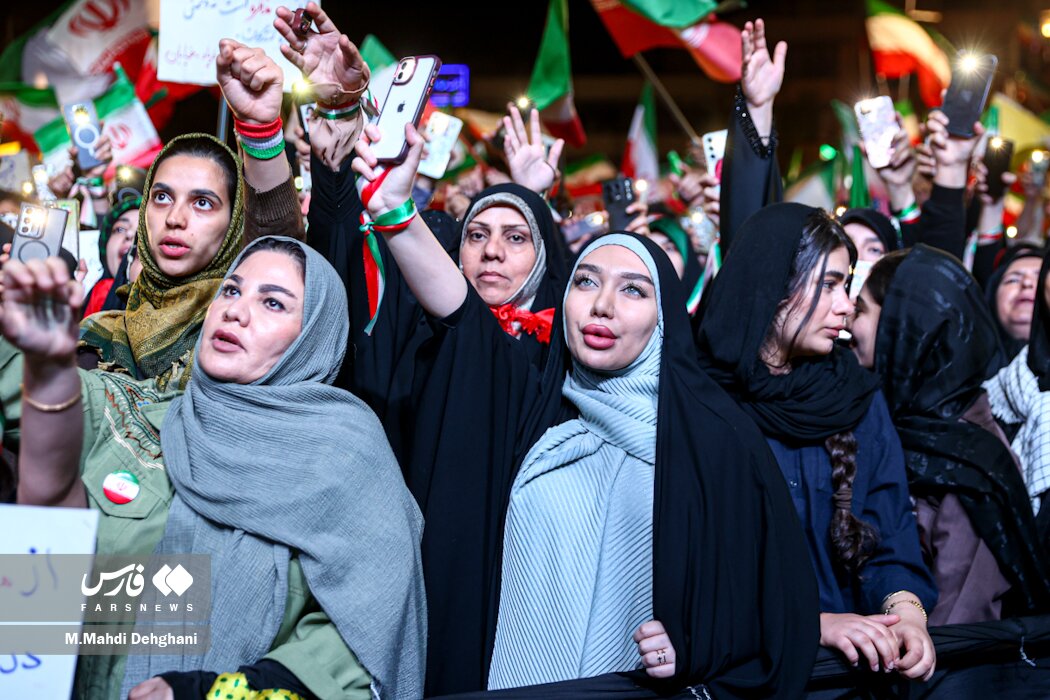 تصاویر متفاوتی از تجمع شب گذشته در میدان انقلاب/ طعنه و کنایه به دیپلماسی ادامه دارد/ اسپایدرمن با پرچم ایران