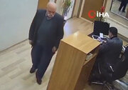ببینید | حمله فرد مسن با ساطور به کارکنان شهرداری!