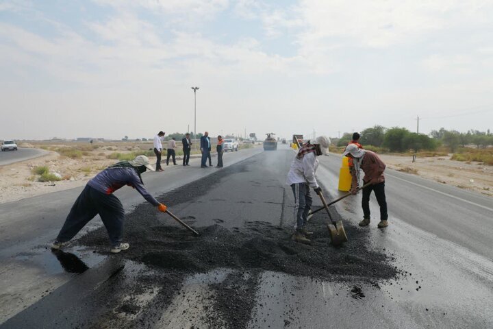 انجام عملیات گسترده لکه‌گیری آسفالت در محورهای اصلی و فرعی شهرستان رودان