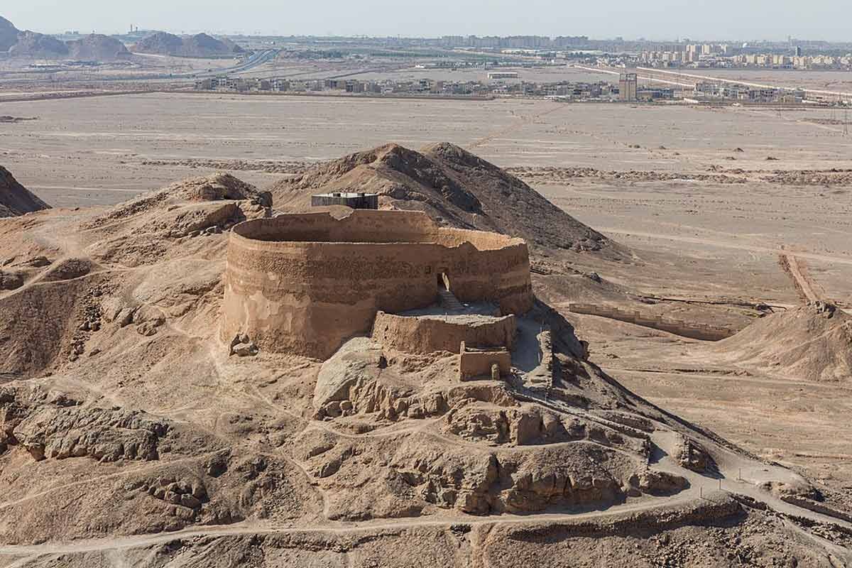 چرا نیاکان باستانی ما مردگان خود را در برج‌ها دفن می‌کردند، نه در گورها؟
