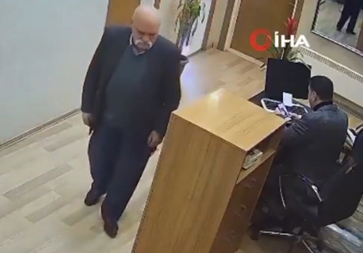 ببینید | حمله فرد مسن با ساطور به کارکنان شهرداری!