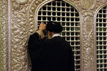 فیلمی خاص از حضور رهبر شهید انقلاب درحرم امام رضا علیه‌السلام