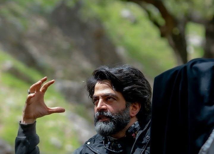 کارگردان در گفتگو با «خبرآنلاین»: برای آیندگان فرقی نمی‌کند ما در چه شرایط سختی فیلم ساختیم، کیفیت مهم است
                محمود کریمی: در میانه صدای انفجار، خلق کردن بهتر از نشستن و انتظار بود / وقتی تفنگ ساده عشایر حریف موشک کروز شد