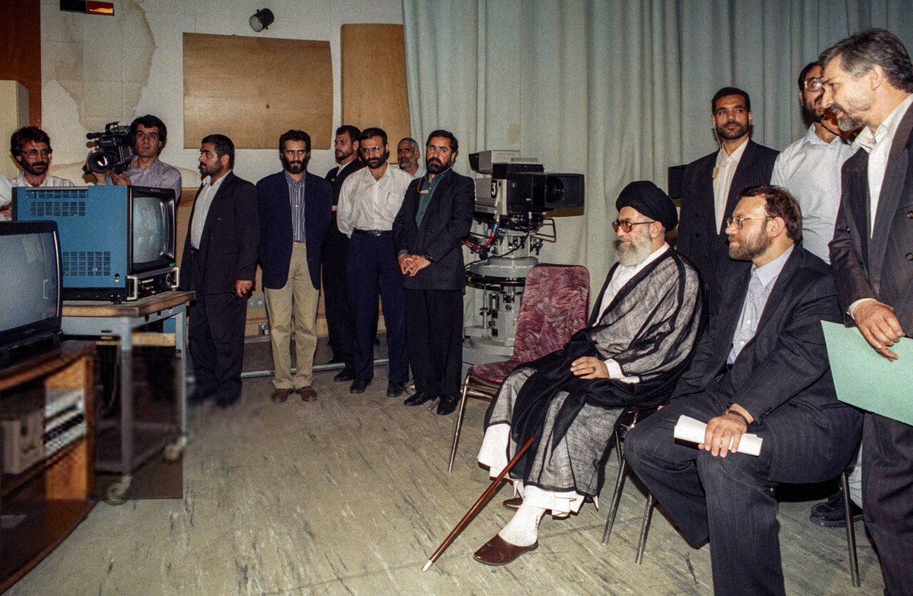 رهبر شهید و شهید علی لاریجانی در صداوسیما در دهه ۷۰ + تصاویر