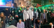 ببینید | اقامه نماز مغرب و عشا زیر باران شدید در میدان انقلاب