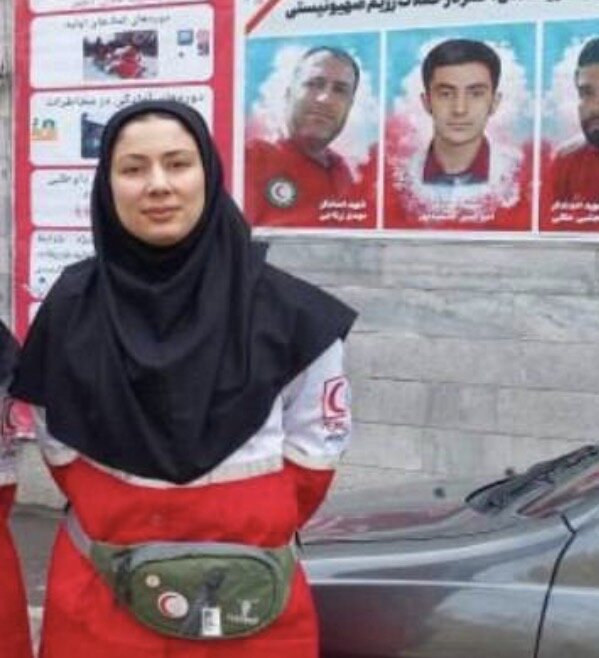 امدادگری که ۲۰ روز بعد از فوت مادرش کار در جنگ را شروع کرد/ روایت بمباران خیابان سهروردی و فداکاری زنی که بدنش از تکههای ترکش زخمی بود